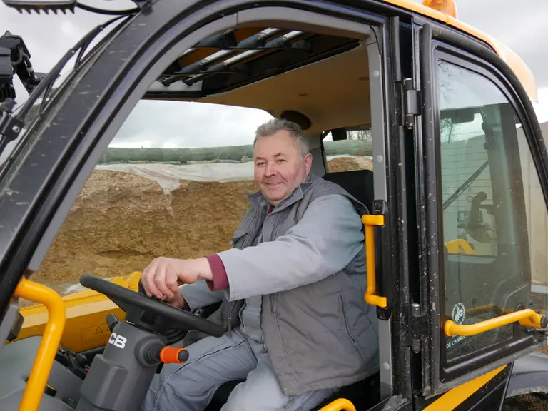 Thierry Chanu, agriculteur à Valdallière près de Vire (Calvados), a testé le télescopique JCB 532-70 AgriPro DualTech VT en mars 2020, en pleine pério