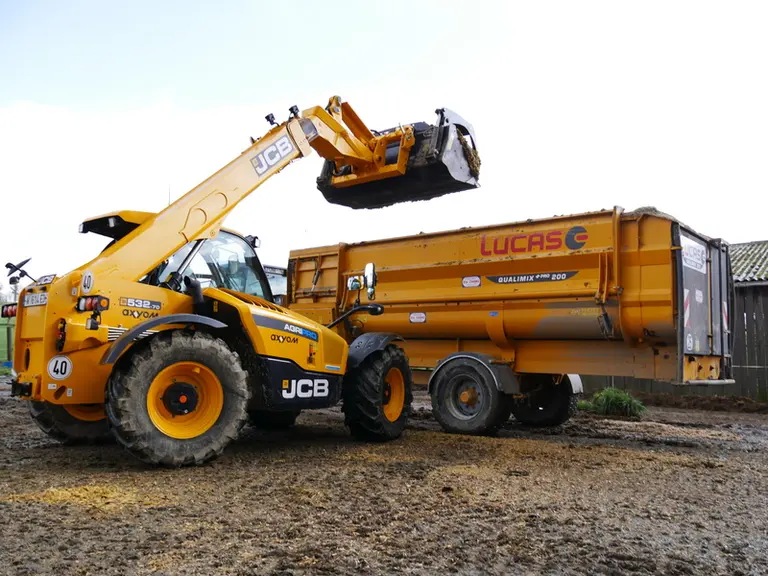 Le dessin du capot moteur  du télescopique JCB 532-70 AgriPro DualTech VT dégage bien la visibilité à droite. © D. Laisney