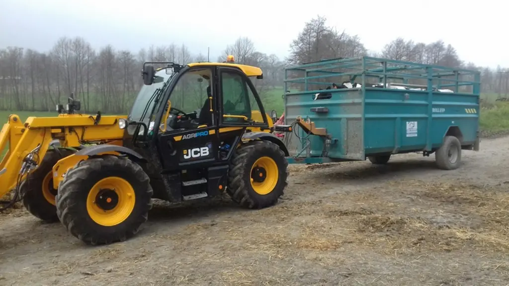 Le télescopique JCB 532-70 AgriPro DualTech VT s'est bien défendu sur la route avec la bétaillère Rolland. © T. Chanu