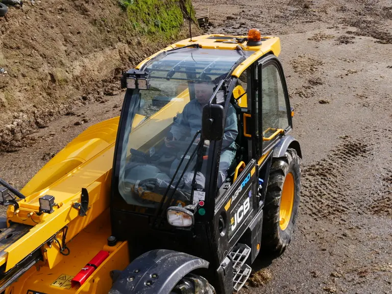 La cabine Command Plus du télescopique JCB 532-70 AgriPro DualTech VT se caractérise par son pare-brise panoramique. © D. Laisney