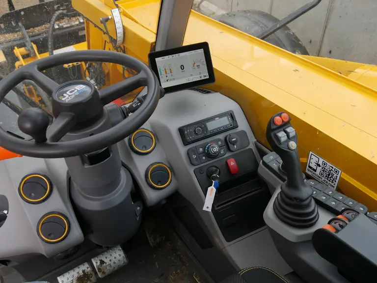 Le joystick proportionnel du télescopique JCB 532-70 AgriPro DualTech VT est fixé sur l'accoudoir solidaire du siège à suspension pneumatique.  © D. L