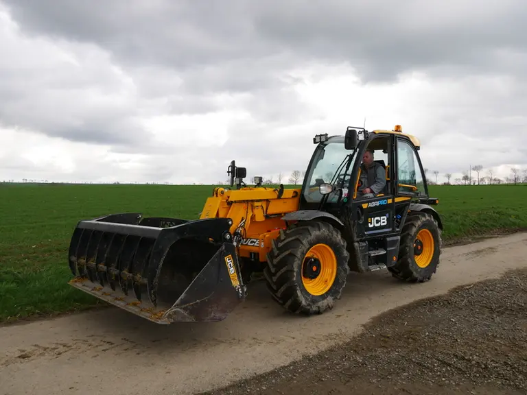 Le pont avant du  Telescopic JCB 532-70 AgriPro DualTech VT se désactive automatiquement au-delà de 19 km/h. © D. Laisney