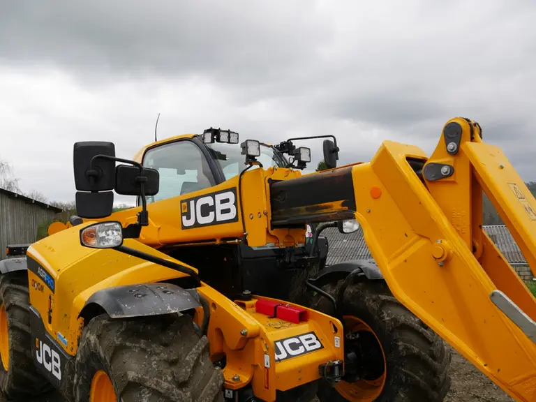 Le bras télescopique du JCB 532-70 AgriPro DualTech VT dispose d'amortisseurs de fin de course sur les vérins hydrauliques. © D. Laisney