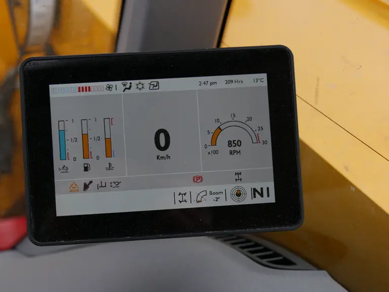 Le terminal à écran de 7 pouces affichent l'ensemble des paramètres duTelescopic JCB 532-70 AgriPro DualTech VT, y compris les données de la climatisa