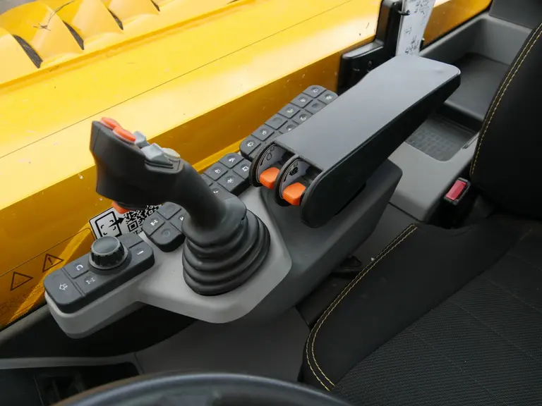 Le clavier et le bouton rotatif en bout d'accoudoir servent à naviguer dans le terminal du Telescopic JCB 532-70 AgriPro DualTech VT. © D. Laisney