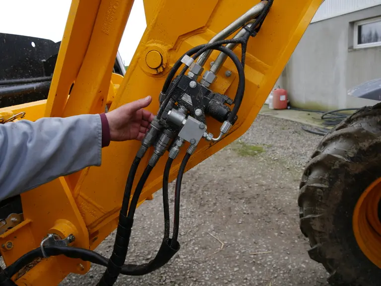 Les prises hydrauliques sur le nez de flèche du Telescopic JCB sont assez proches les unes des autres et ne facilitent pas le raccordement des flexibl