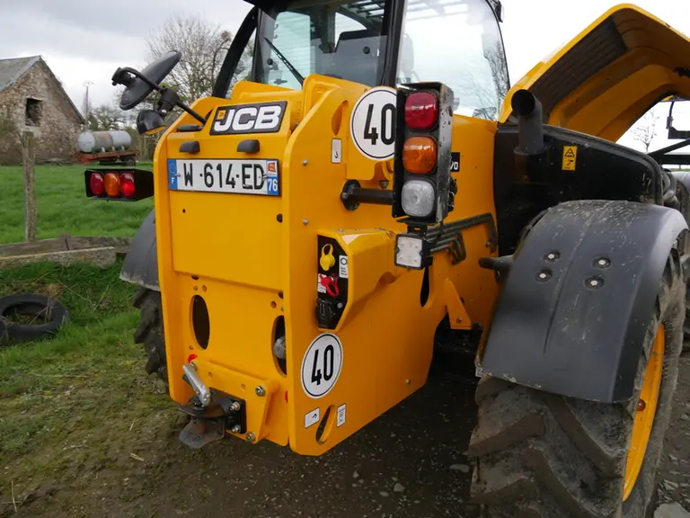 Les feux arrière du télescopique JCB 532-70 AgriPro DualTech VT s'orientent au choix à l'horizontale ou à la verticale. © D. Laisney
