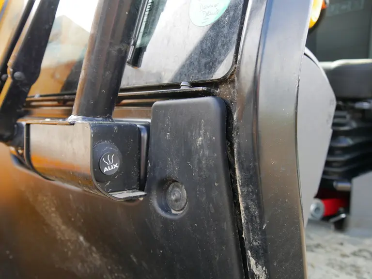 Le bouton poussoir devant la cabine du Telescopic JCB permet d'enlever la pression dans les flexibles alimentant l'outil multifonction.  © D. Laisney