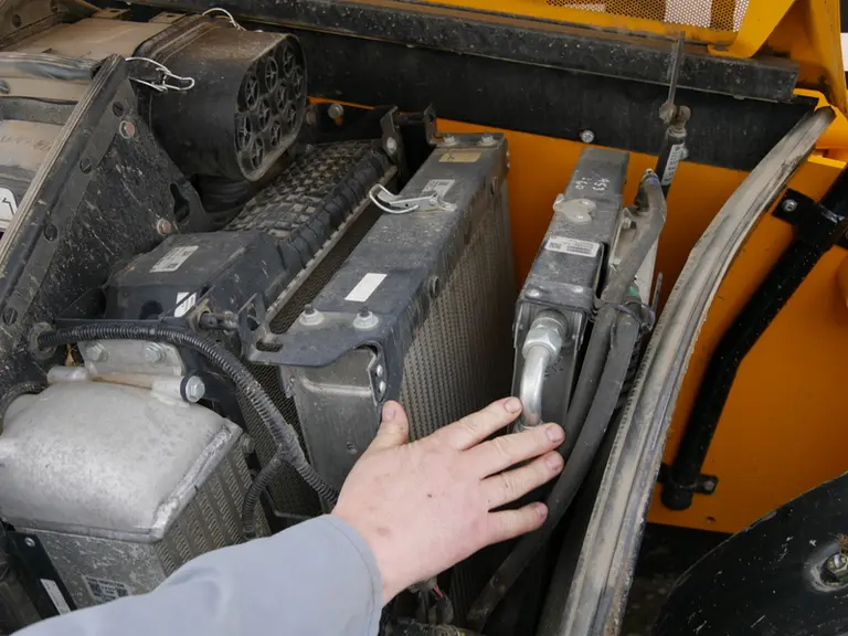 Les radiateurs du Telescopic JCB  s'entrebâillent pour faciliter leur nettoyage. © D. Laisney
