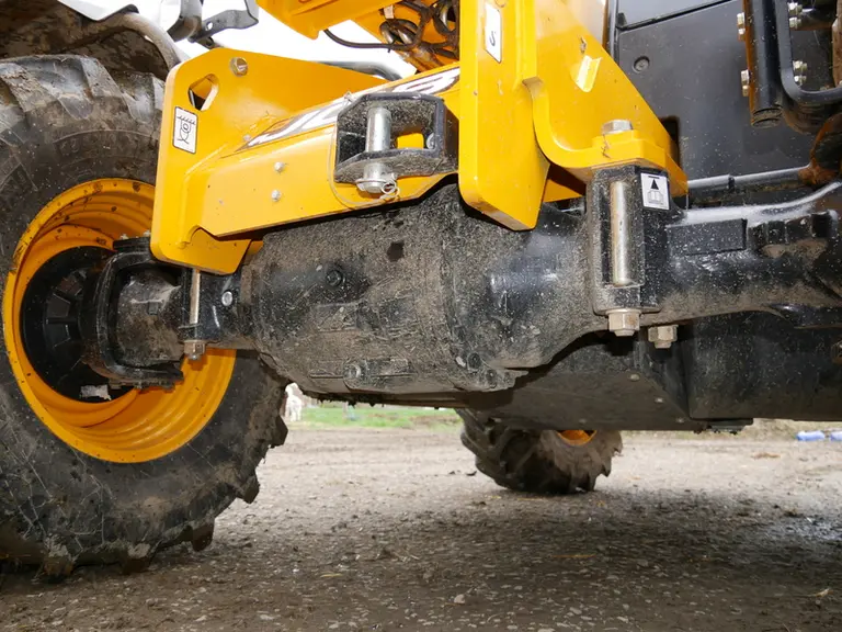 Le pont avant du  Telescopic JCB 532-70 AgriPro DualTech VT dispose d'un différentiel à glissement limité. © D. Laisney