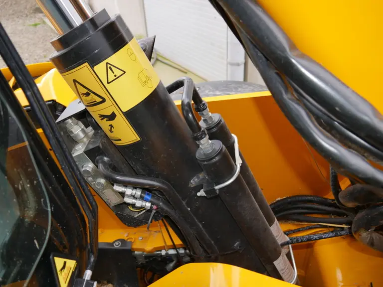 La suspension du bras du Telescopic JCB 532-70 AgriPro DualTech VT se désactive automatiquement en dessous de 4 km/h. © D. Laisney