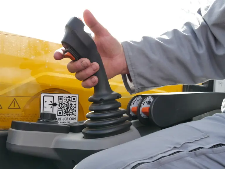 Le joystick du télescopique JCB 532-70 AgriPro DualTech VT intègre à l'arrière un interrupteur pour gérer l'inverseur de marche. © D. Laisney