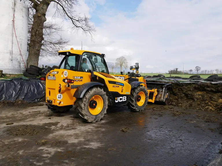 L'ancrage bas du bras télescopique du JCB 532-70 procure une parfaite visibilité sur le côté droit. © D. Laisney