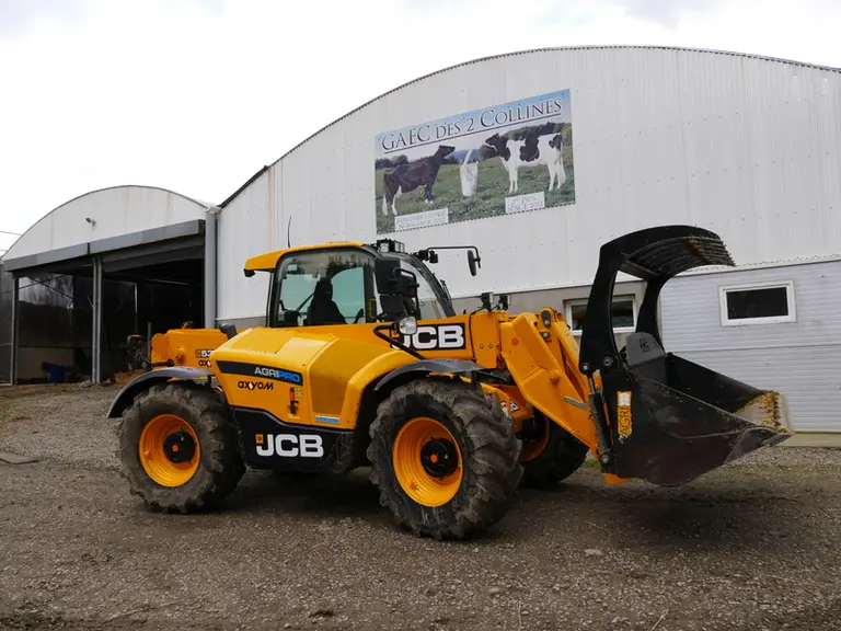 La benne multifonction équipant le Telescopic 532-70 testé est de fabrication JCB, pour garantir, selon le constructeur, une parfaite adéquation machine et équipement. © D. Laisney