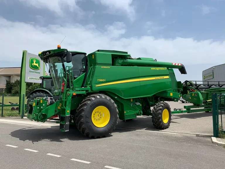 Les cinq secoueurs John Deere T560 et T570 respectent une largeur inférieure à 3,50 mères avec des pneumatiques de 800 mm de large. Elles circulent ai