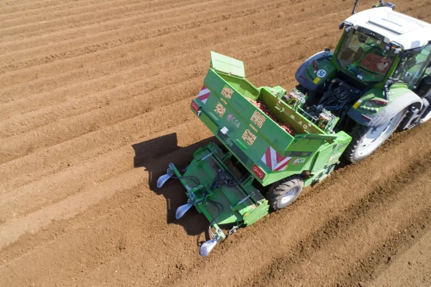 La planteuse deux rangs AVR Ceres 200H est équipée d'une trémie contenant 1 300 kg ou 2 000 kg. © AVR