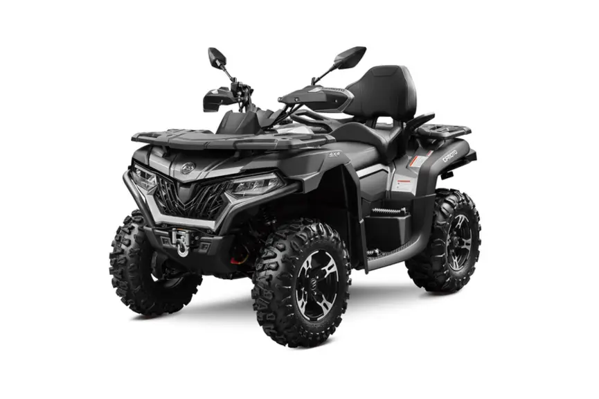 Le quad CForce 625 Touring de CF Moto est équipé en série d'un treuil et d'une boule d'attelage. © CF Moto