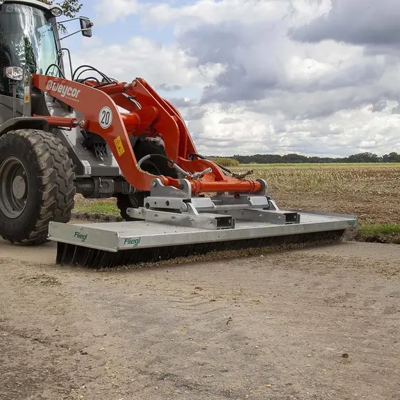 Le balai Löwe de Fliegl offre une largeur de 1,5 à 4 m © Fliegl