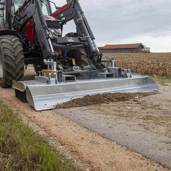 Le balai Löwe de Fliegl peut recevoir un bac de collecte à l'avant © Fliegl