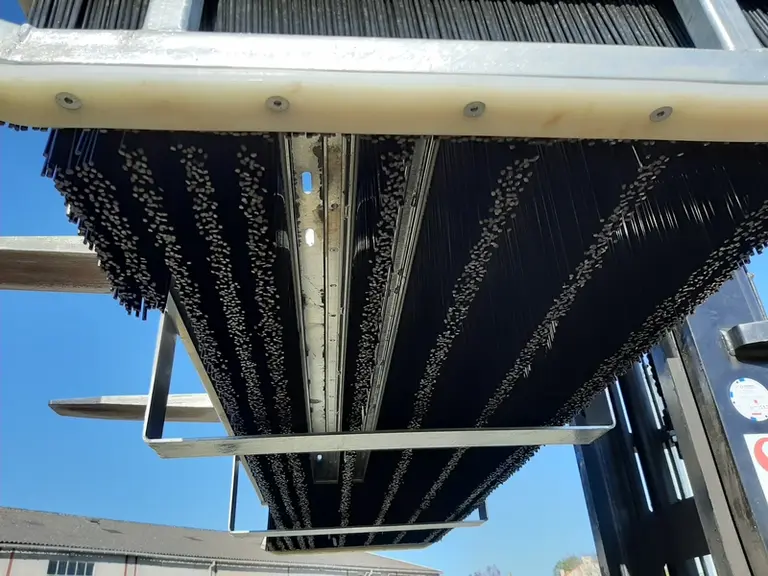 Le balai Löwe de Fliegl combine 5 rangées de brosses, complétées de deux latérales © Fliegl