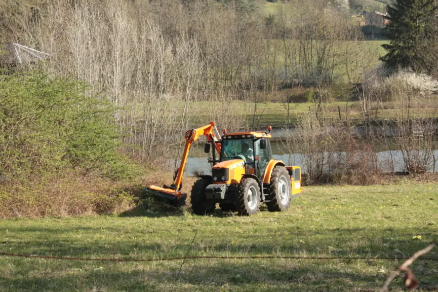 Les débroussailleuses à rotor présentent le plus faible coût horaire d'utilisation, mais elles doivent intervenir plus fréquemment que les lamiers ou sécateurs. © L. Vimond
