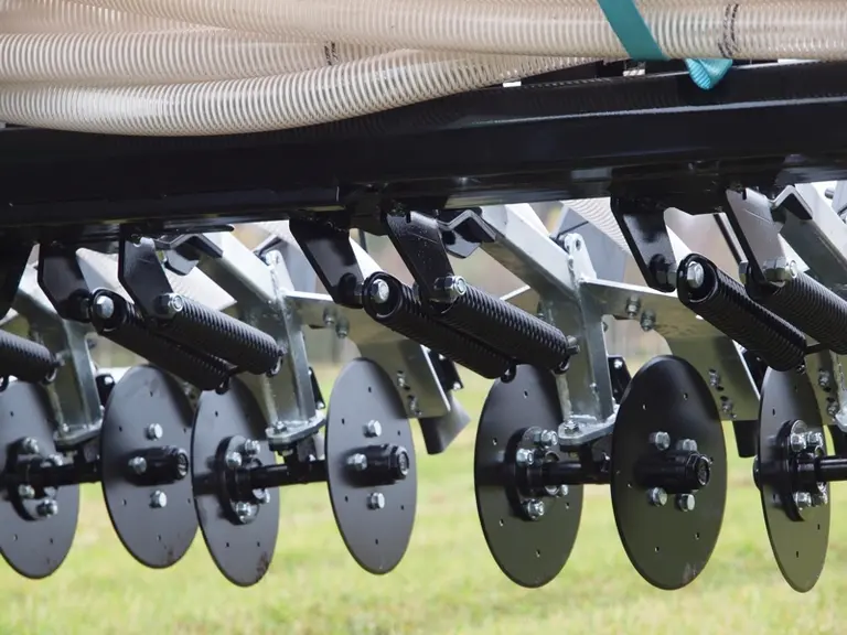 Les disques des injecteurs à lisier AG d'Agronic sont montés par paire sur des bras maintenus par des ressorts. © Agronic