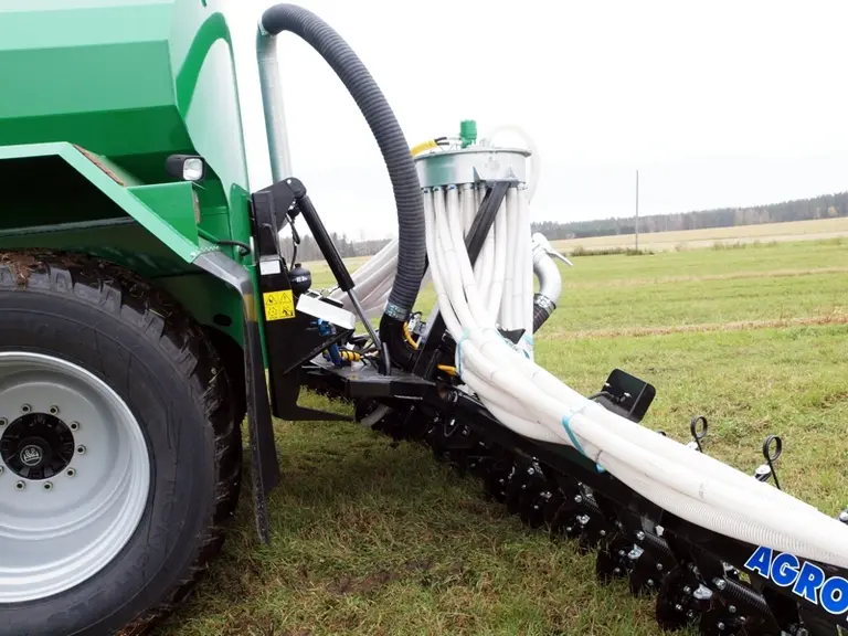Le relevage des injecteurs à disques Agronic est articulé pour travailler en courbe. © Agronic