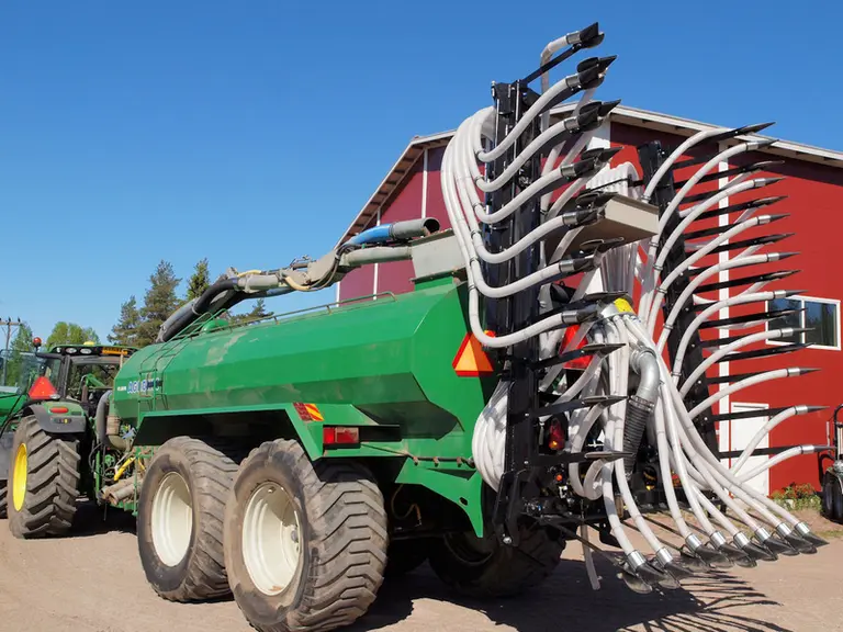 Les injecteurs à lisier AG d'Agronic se déclinent en 6,4 et 8 m de large. © Agronic