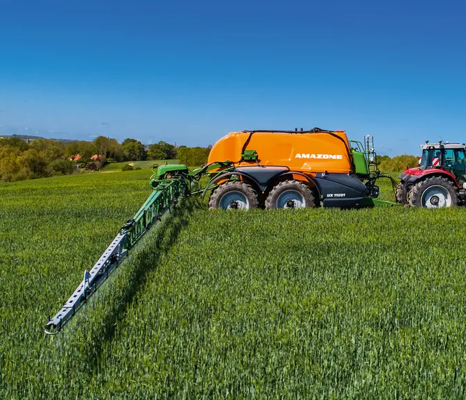 Avec l'option HighFlow +, le pulvérisateur traîné UX 11201 Super d’Amazone peut traiter à un volume de 400 l/ha avec une rampe de 40 m, jusqu’à 15 km/