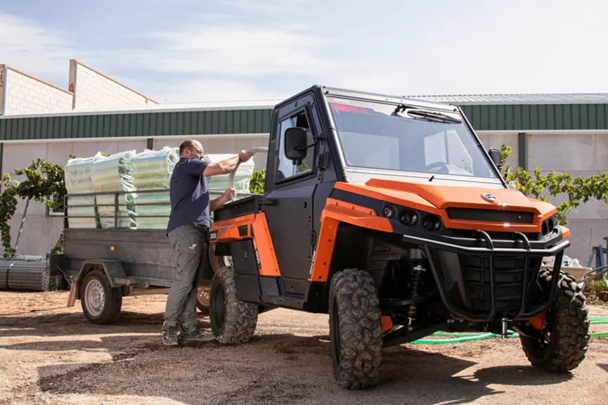 Le SSV Terrain DX4 de Corvus tracte une remorque d'un poids total maxi de 907 kg. © Corvus
