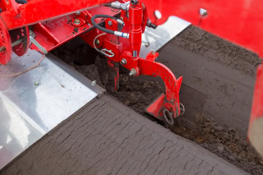 Une dent sous-soleuse favorise l'infiltration de l'eau en cas de pluie.  © Grimme