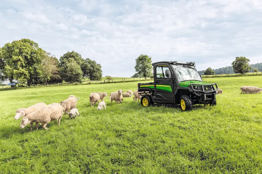 Les véhicules utilitaires légers John Deere Gator XUV 835M et XUV 865M, équipés d’une cabine pressurisée, se complètent en option d’un dispositif de c
