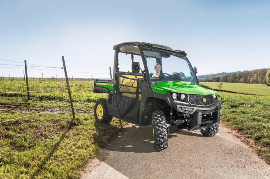 Les Gator XUV de John Deere sont disponibles avec des motorisations essence ou diesel. © John Deere