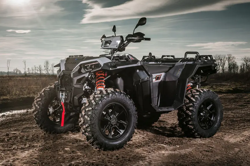 Le quad Polaris Sportsman XP 1000 S est équipé en série d'un treuil d'une capacité de 1 590 kg. © Polaris