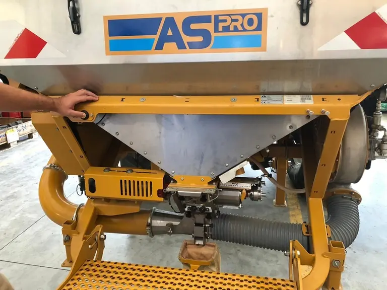 L'appui sur un bouton suffit à lancer l'étalonnage du débit sur les semoirs pneumatiques équipés d'un doseur entraîné par un moteur électrique © Alpeg