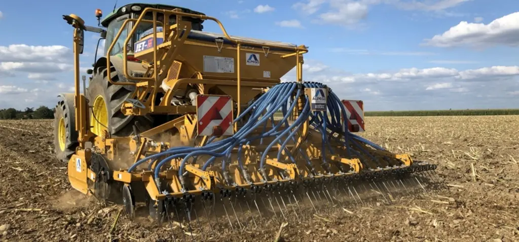 L'utilisation d'une herse rotative équipée d'un rouleau monté sur parallélogramme, sur lequel repose le semoir, évite d'intervenir sur la ligne de sem
