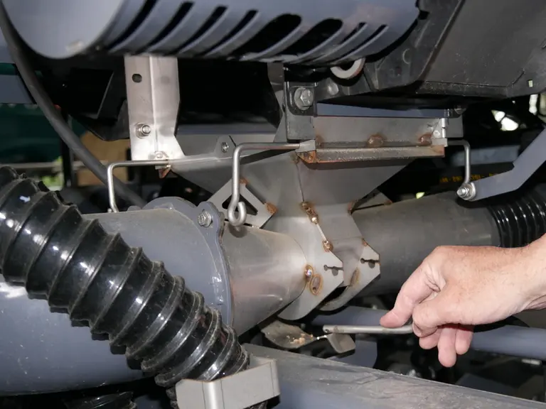 Traversé par le flux d'air provenant de la turbine, le tube diffuseur situé sous la distribution est à nettoyer régulièrement, afin d'éviter que les r