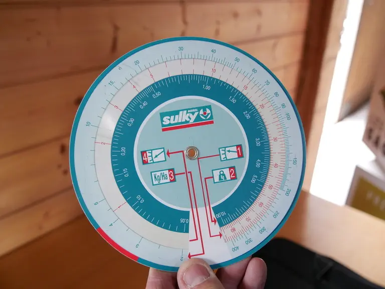 Le disque fourni par Sulky permet de trouver le bon réglage de ses semoirs en ligne mécaniques après le test d'étalonnage. © D. Laisney