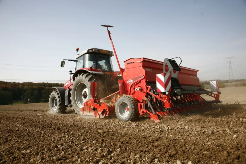 Sur les appareils dotés de roues pneumatiques entraînant la distribution, un défaut de pression de gonflage suffit à modifier le dosage. © Kuhn