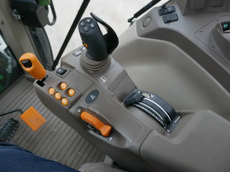 Essai du tracteur John Deere 6120M Premium avec chargeur 623R © L. Vimond