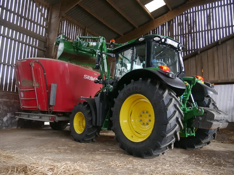 Essai du tracteur John Deere 6120M Premium avec chargeur 623R © L. Vimond
