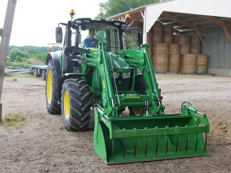 Essai du tracteur John Deere 6120M Premium avec chargeur 623R © L. Vimond