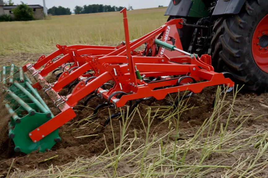 Agripartner distribue les vibro- déchaumeurs APS et Vibro fabriqués par Agro-Masz conçu pour travailler de 4 à 13 cm. © Agripartner