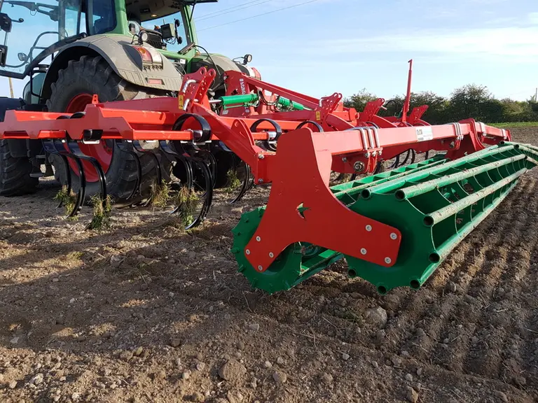 Les vibro-déchaumeurs APS et Vibro d'Agro-Masz distribués par Agripartner offrent un espacement entredents vibrantes de 15,5 cm sur 4 rangées. © Agrip