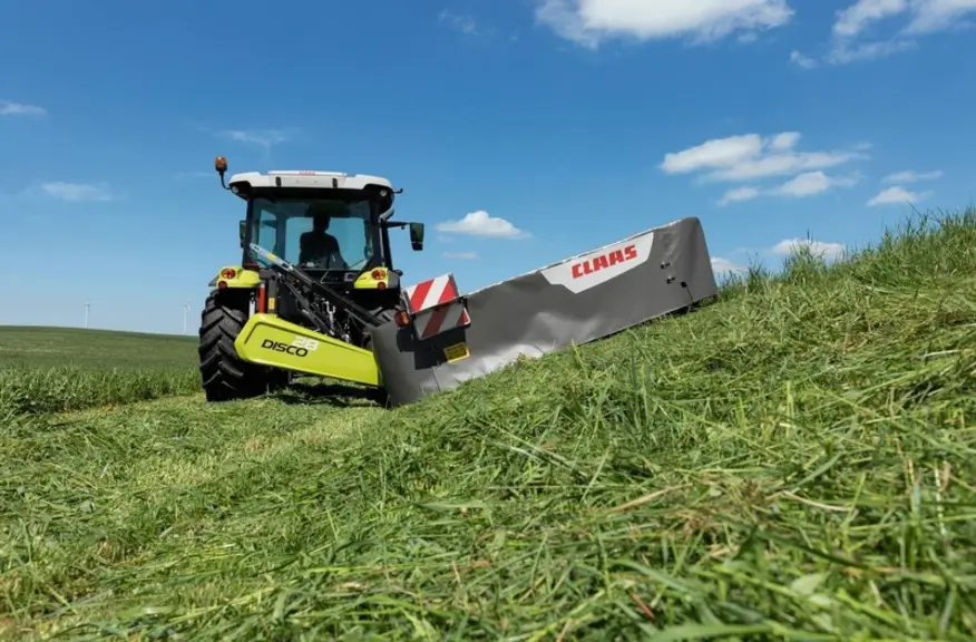 Les faucheuses Claas Disco offrent un angle de fauche positif jusqu'à 45° pour les talus et négatif de 20° pour les fossés.  © Claas