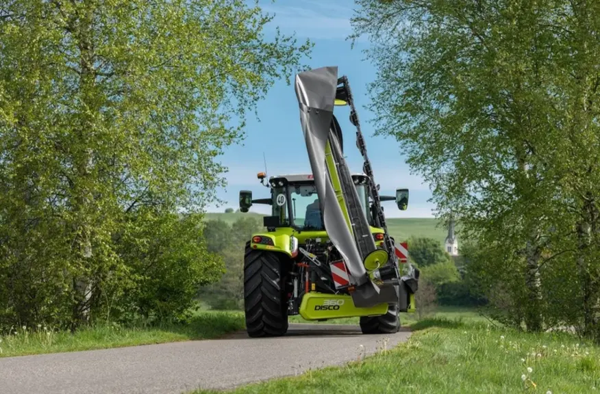Au transport les faucheuses Claas Disco 100 se replient à 105° en gardant une bonne visibilité dans les rétroviseurs. © Claas