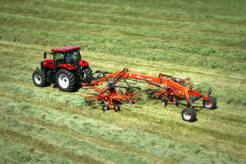 L'andaineur Kuhn GA 8830 à châssis porteur réalise un ou deux andains. © Kuhn
