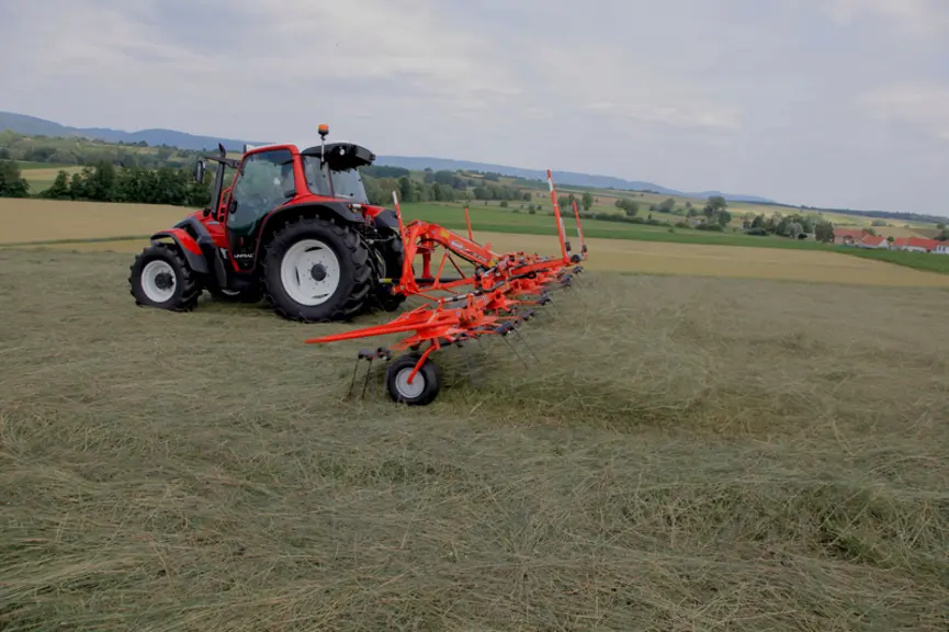 La faneuse GF 8700 reçoit huit toupies dotées de six bras. © Kuhn