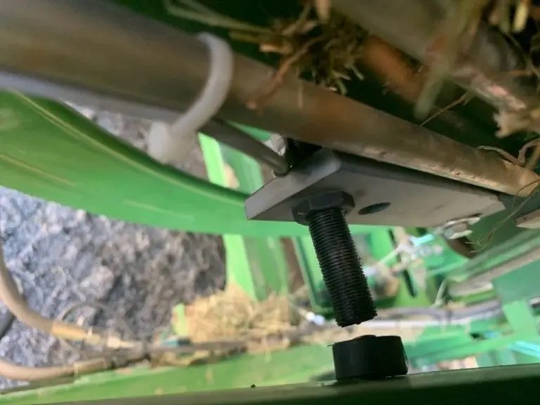 Relié au boîtier Karnott par un câble, le capteur connecté se fixe au niveau de la porte. © Karnott