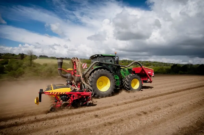 Le semis de maïs en modulation de dose est réalisé par une ETA, car le Gaec et la Cuma n’ont pas la capacité à amortir un appareil aussi technologique